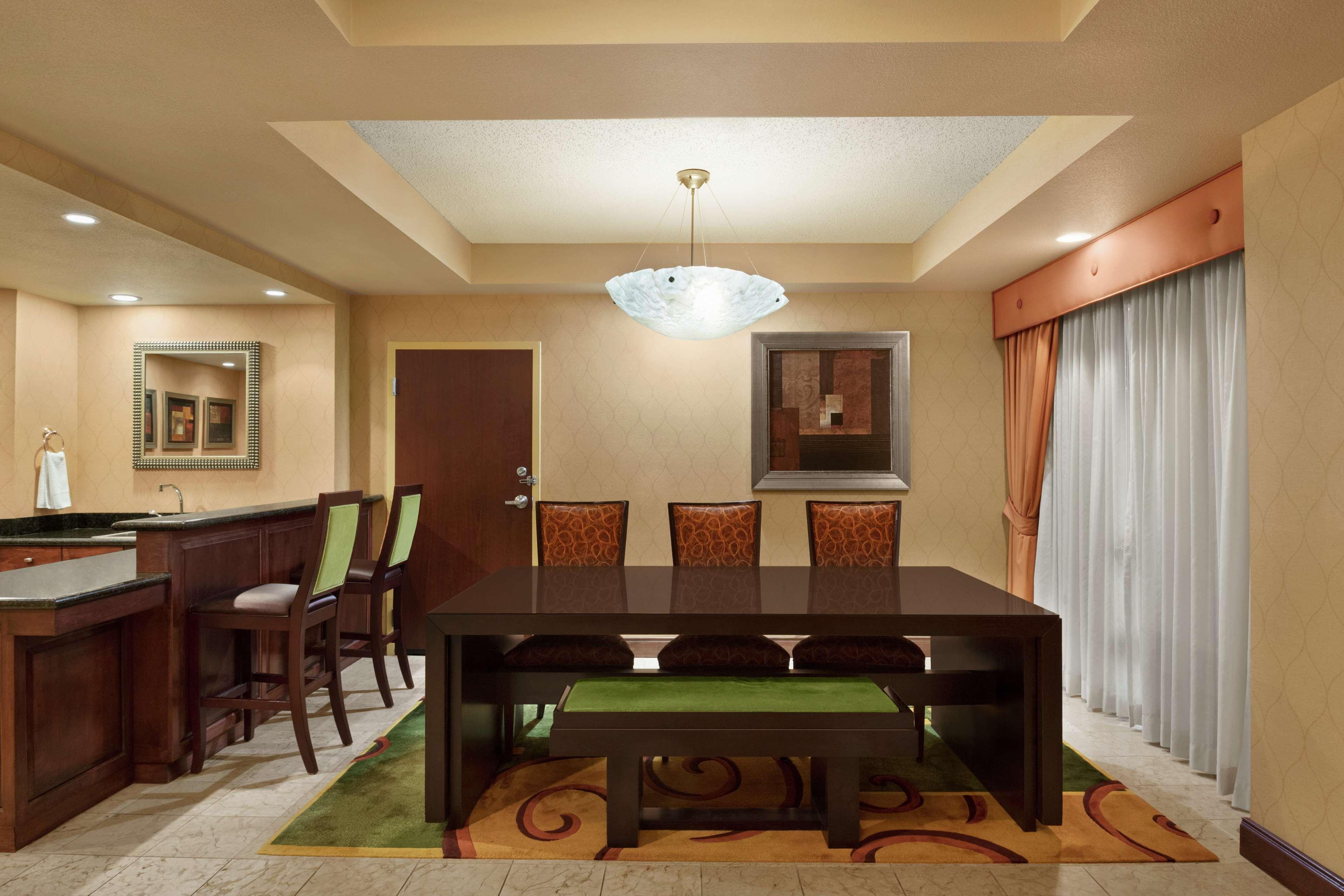 Embassy Suites Huntsville Bagian luar foto