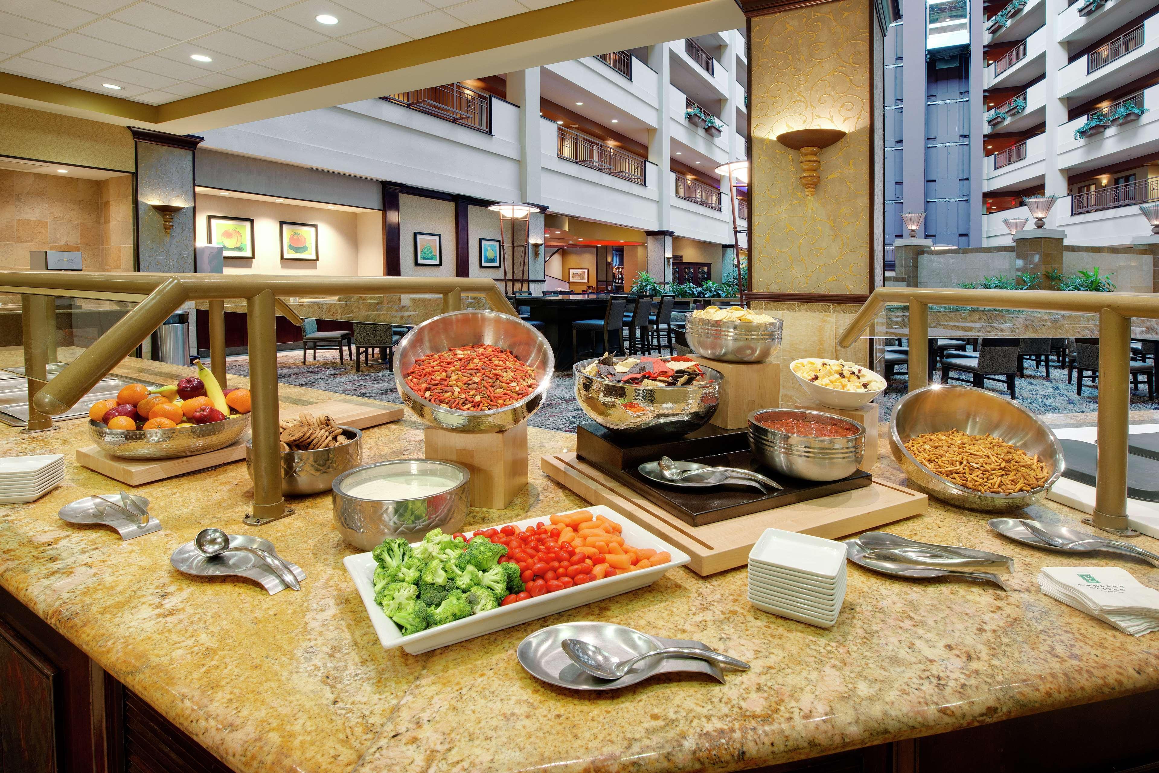 Embassy Suites Huntsville Bagian luar foto