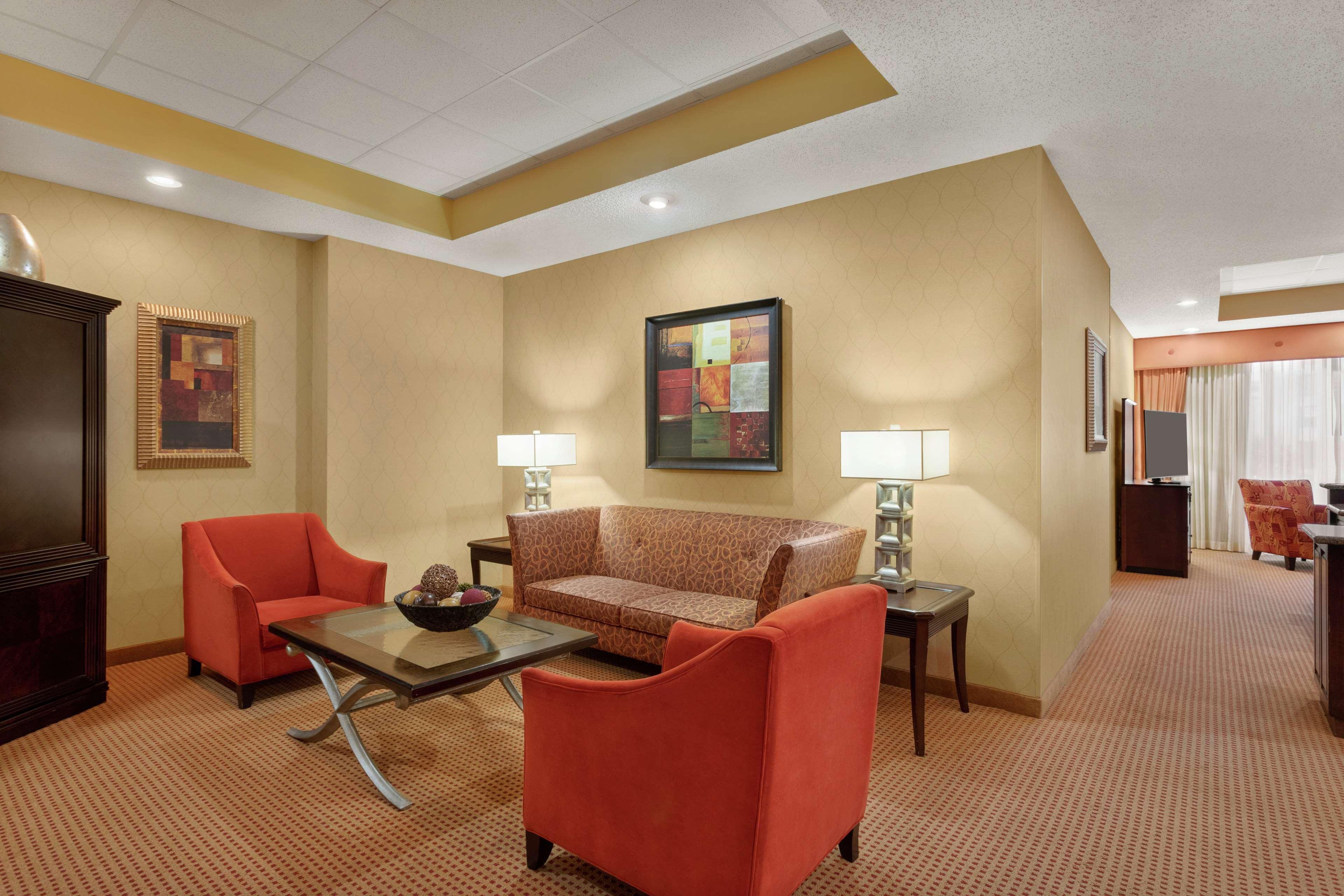 Embassy Suites Huntsville Bagian luar foto