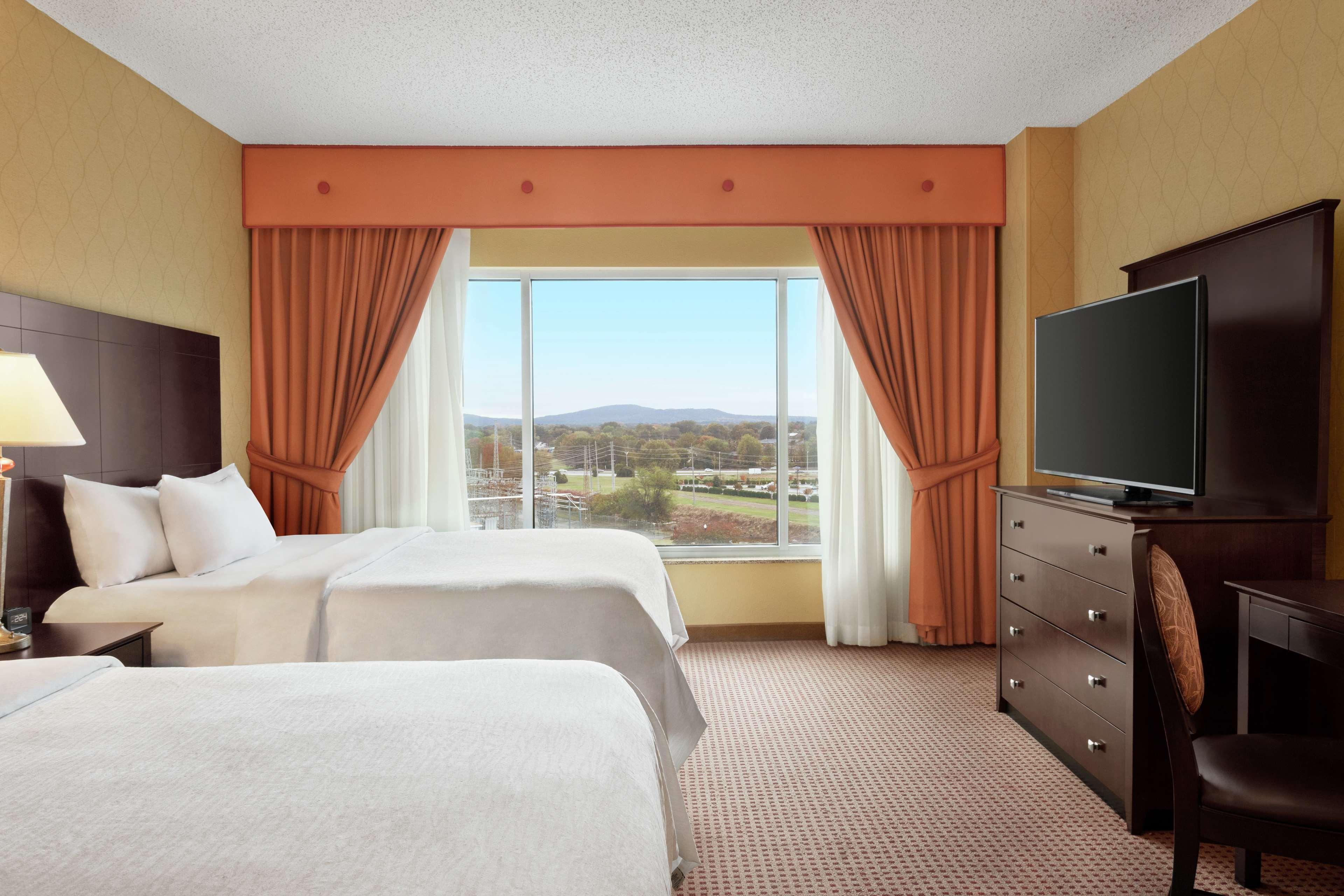 Embassy Suites Huntsville Bagian luar foto