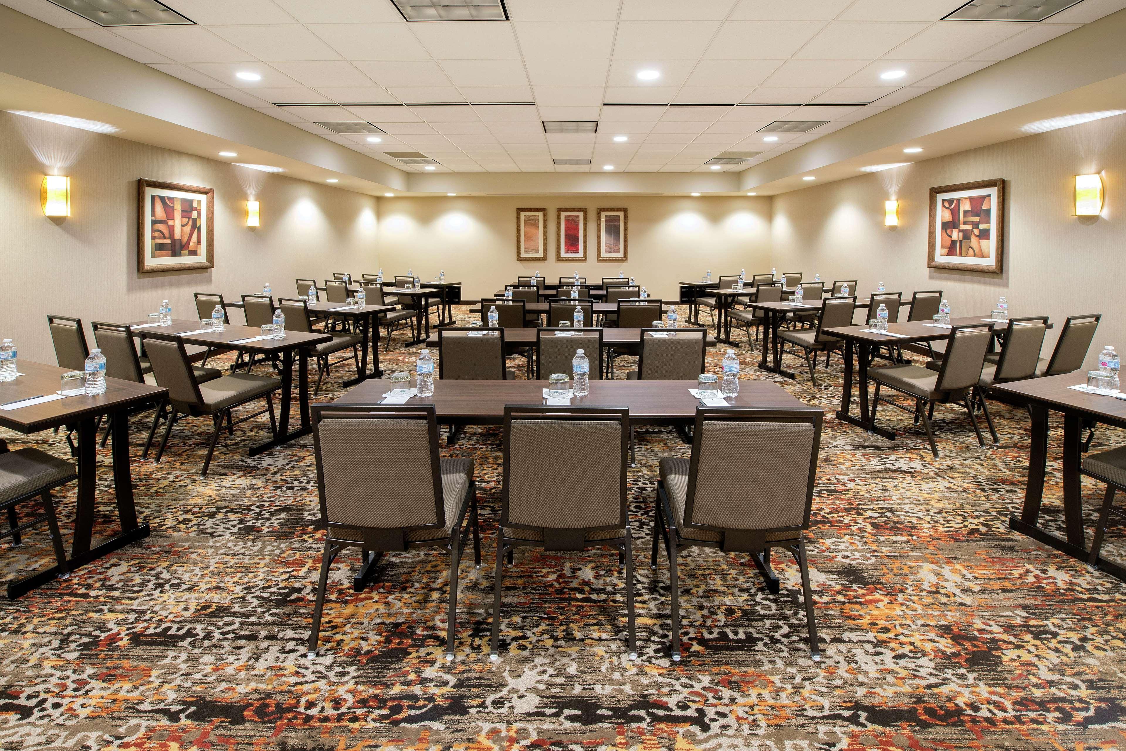 Embassy Suites Huntsville Bagian luar foto
